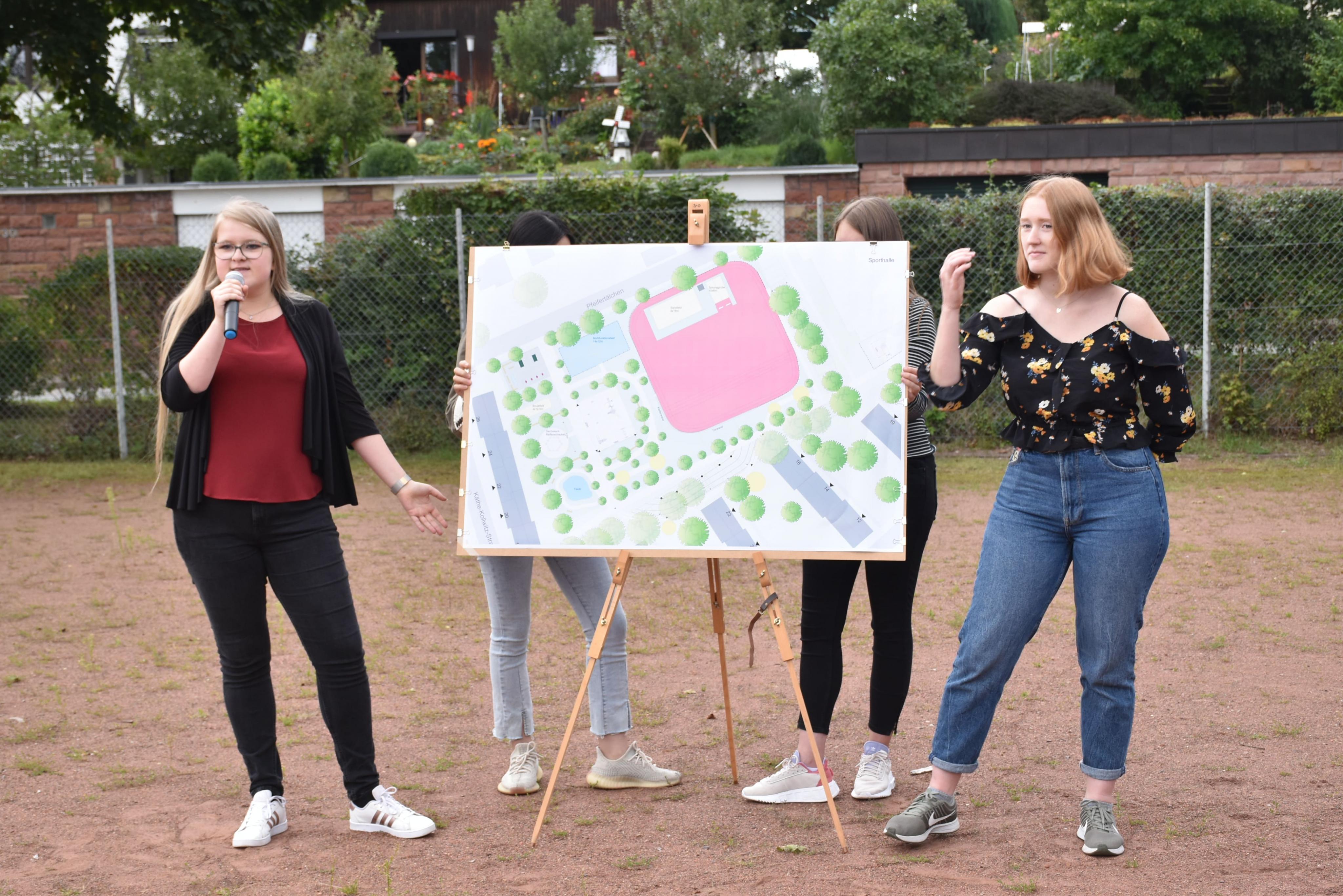 Studierende beim Pr&auml;sentieren.jpg