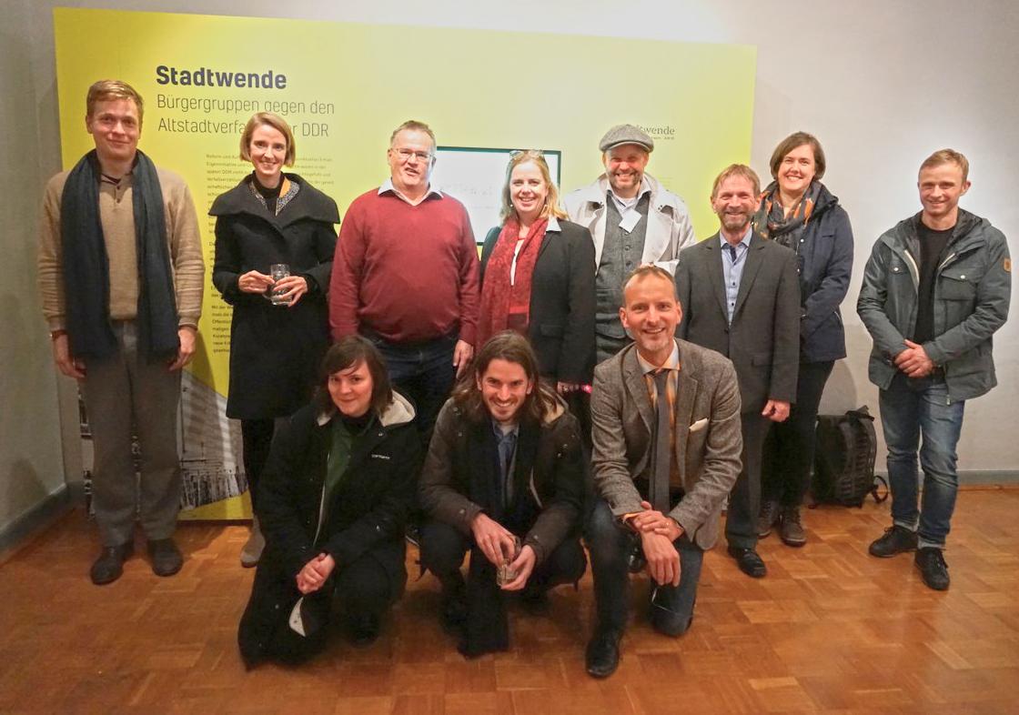 Gruppenbild der anwesenden Autorinnen, Kuratoren und Austellungsmacher_DSC02734.JPG